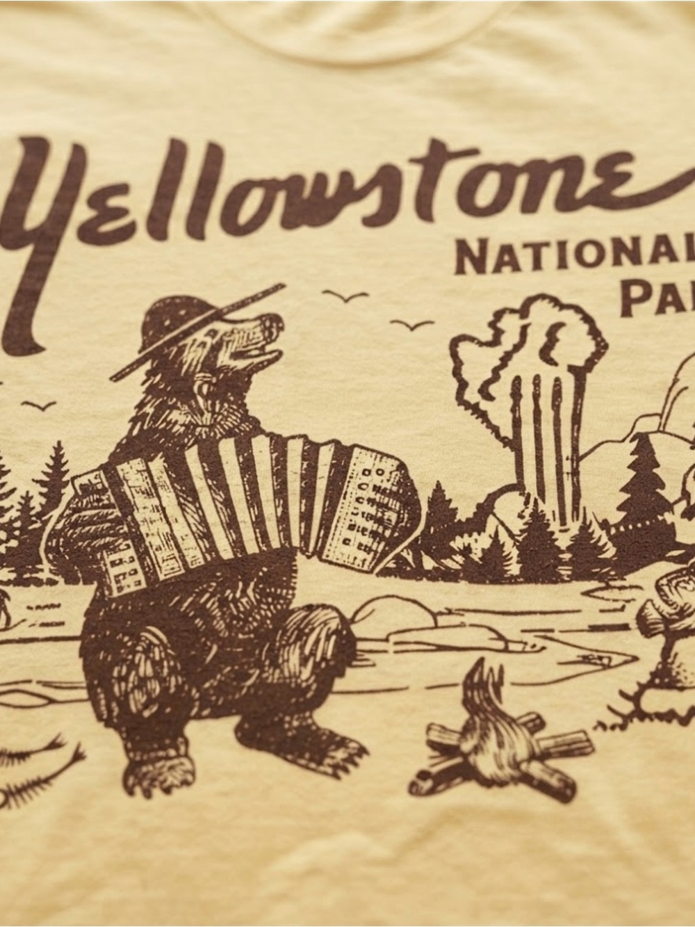 Yellowstone National Park Gildan Graphic T-Shirt Tee - Picture 2 of 2